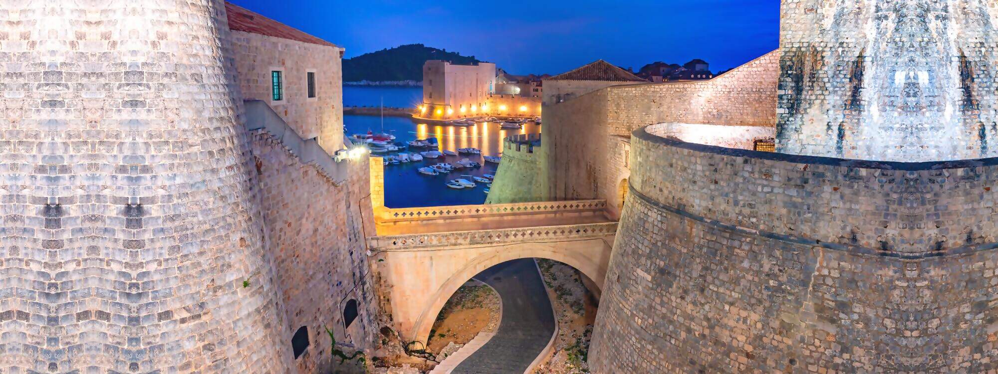 Alte Stadtmauern und Alter Hafen von Dubrovnik in Kroatien
