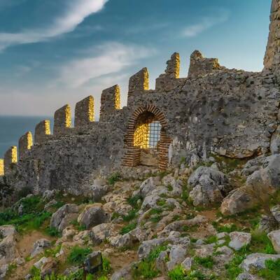 Tauche ein in die faszinierende Welt von Game of Thrones und erlebe die Magie von King's Landing auf dieser einzigartigen 2-stündigen Kreuzfahrt und einem Rundgang zu den Drehorten der Serie - Dubrovnik | Kroatien