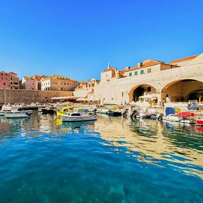 Reise stilvoll und segle an Bord eines Handelsschiffs aus dem 16. Jahrhundert in die Adria. Probiere dalmatinische Süßigkeiten und sieh die Highlights der Stadt aus einer einzigartigen Perspektive. Dann gehst du von Bord und erkundest Dubrovniks Altstadt bei einem historischen Spaziergang. - Dubrovnik | Kroatien