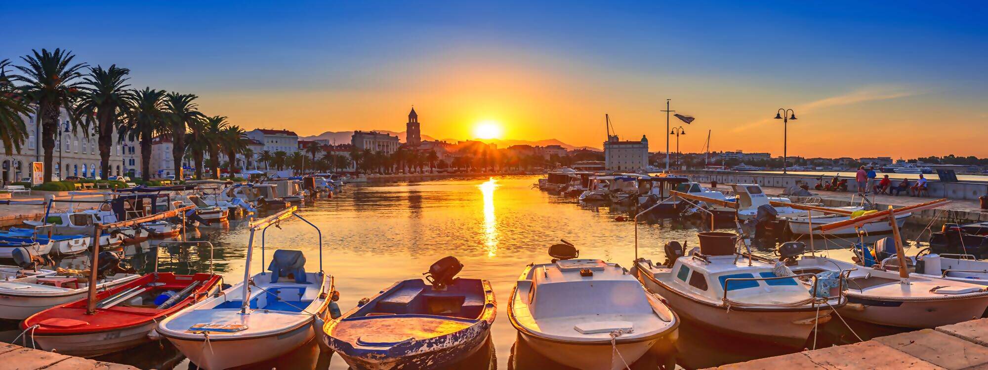 Panoramablick auf die schoene Stadt Split bei Sonnenaufgang - Kroatien